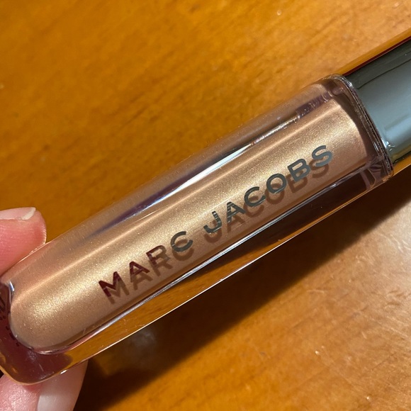 Marc Jacobs Glow Away Dewy Coconut Face Luminizer - Picture 7 of 14